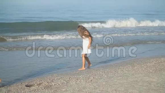 在海滨散步的女孩视频的预览图