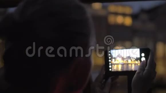 女子夜宿阿姆斯特丹乘船旅行拍照视频的预览图