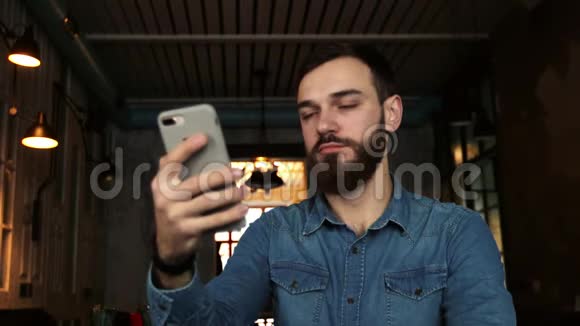 人用手机扫描脸部人脸ID视频的预览图