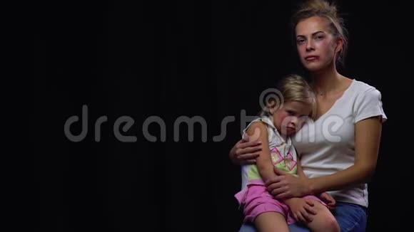 家庭虐待腿上有瘀伤的母女黑人背景视频的预览图