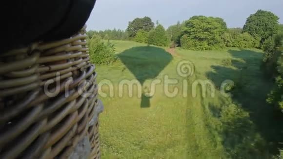 乘热气球飞越森林视频的预览图