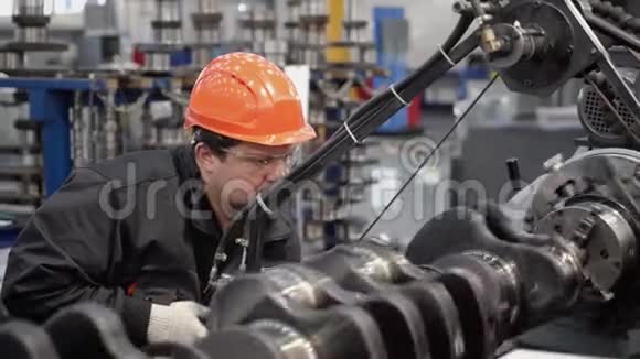 工厂恢复重型设备的发动机和变速箱视频的预览图