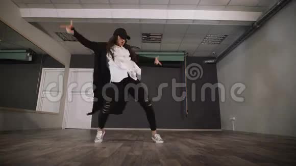穿着黑色衣服跳舞的年轻女孩舞者在她的动作中快速而活跃地移动手臂和腿视频的预览图