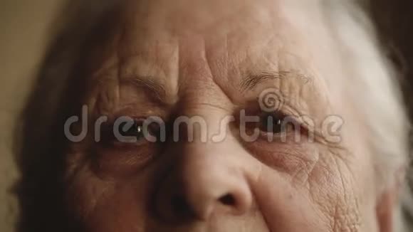 一个孤独的老人向窗外看的画像视频的预览图