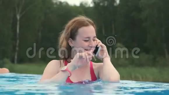 一个女孩坐在游泳池旁视频的预览图