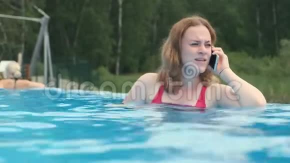 一个女孩坐在游泳池旁视频的预览图