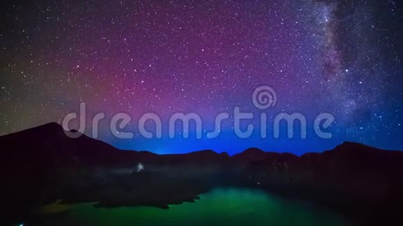 银河系在塞加拉阿纳克湖上方的Rinjani山火山口内的夜空印度尼西亚伦博克岛视频的预览图