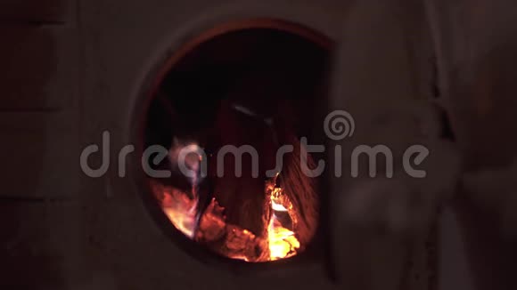 壁炉里的木头燃烧着视频的预览图