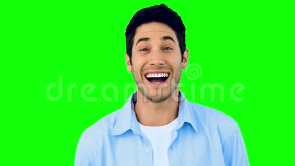 一个人在绿色屏幕上嘲笑摄像机视频的预览图
