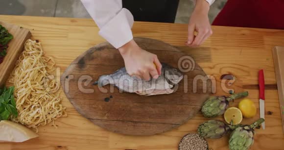 厨师清洗一条鱼视频的预览图