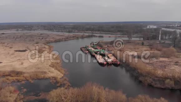 春天河上的驳船视频的预览图