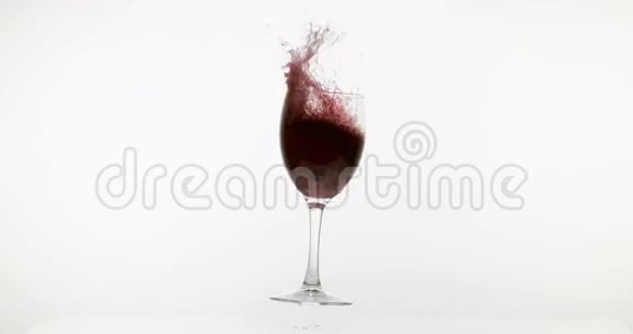一杯红酒在白色背景下飘落和飞溅慢动作4K视频的预览图