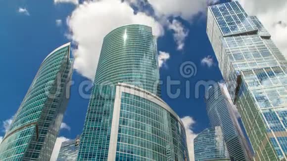 莫斯科城市的摩天大楼在玻璃表面反射的时间流逝莫斯科商业办公室和公司大楼视频的预览图