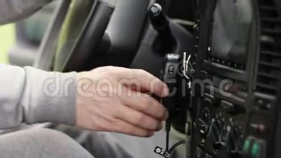 一个人在车里说着手上的微型电话视频的预览图