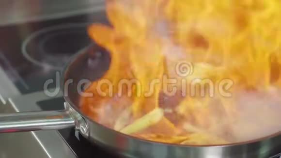 厨师正在摇动煎锅里面有烧肉和蔬菜特写镜头视频的预览图