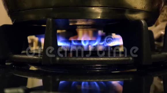炉子上的煤气燃烧器视频的预览图