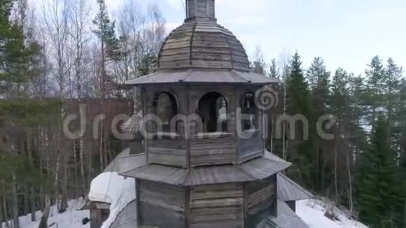 森林里的孤独教堂视频的预览图