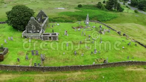 苏格兰一座古老教堂和墓地的废墟空中无人机镜头视频的预览图