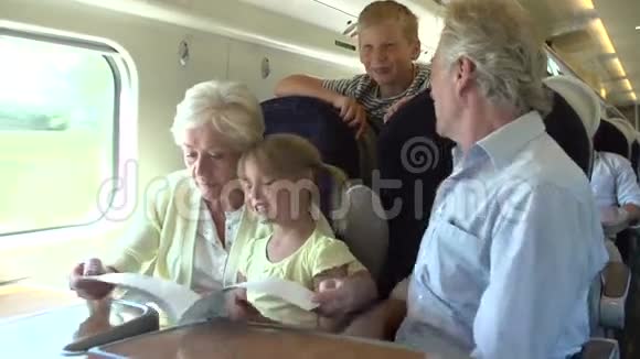 祖父母及孙子孙女在火车旅行中放松身心视频的预览图