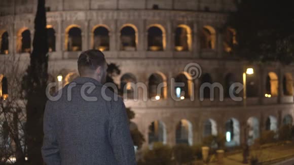 在意大利罗马的斗兽场附近站着一对年轻男女拥抱在一起视频的预览图