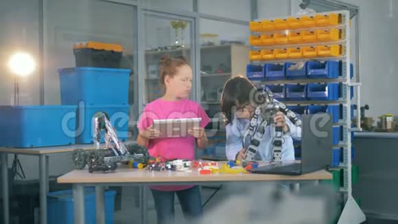 孩子们一起在实验室工作学校幼儿利用实验室设备搭建玩具机器人视频的预览图