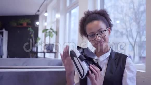 未来就在眼前快乐的非裔美国少女戴着虚拟现实头盔视频的预览图