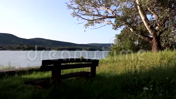 河边的长凳视频的预览图