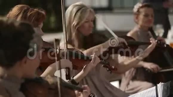 音乐四重奏三个小提琴手和大提琴演奏音乐快关门视频的预览图