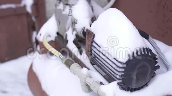 被雪覆盖的发动机视频的预览图