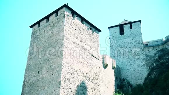 中世纪城堡的两座塔楼视频的预览图