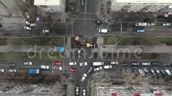 乌克兰Dnipro男子在道路建设方面努力工作视频的预览图