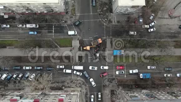 乌克兰Dnipro男子在道路建设方面努力工作视频的预览图