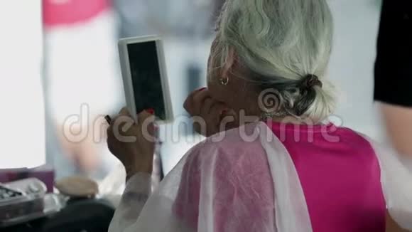 老妇人美化自己视频的预览图