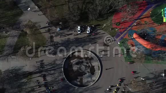 DNIPROUKRAINE巡逻警车停在城市公园的树木后面温暖的春天四周树木上新绿视频的预览图
