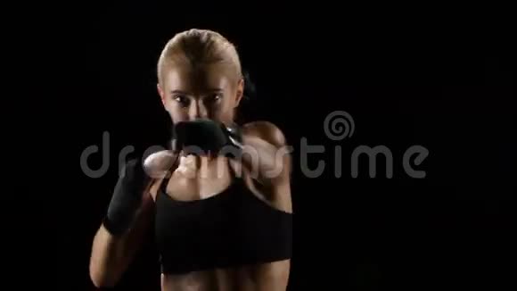 拳击手女孩用手和脚打视频的预览图