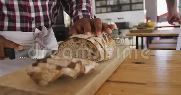 厨师切面包视频的预览图