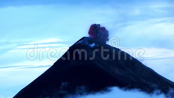 危地马拉福戈火山白天喷发视频的预览图