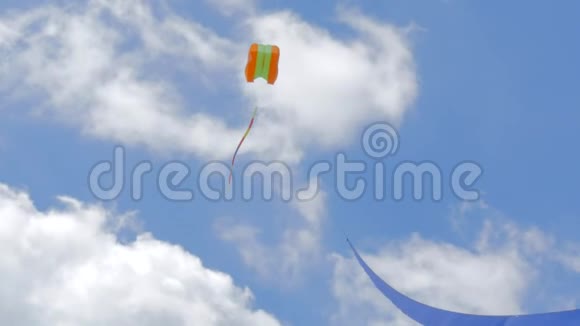 两个纸风筝在空中视频的预览图