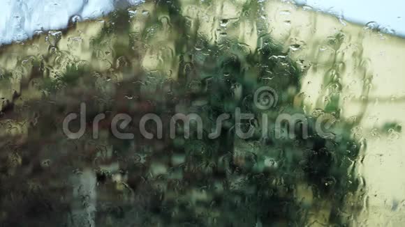 汽车挡风玻璃上的雨视频的预览图