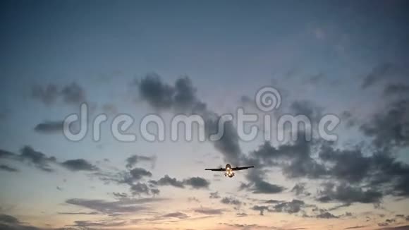 在日落或日出时涡轮螺旋桨飞机在头部缓慢飞行视频的预览图