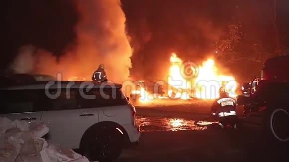 火灾燃烧汽车消防员扑灭汽车视频的预览图
