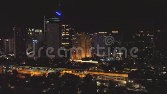 用摩天大楼对雅加达市进行夜间空中调查视频的预览图
