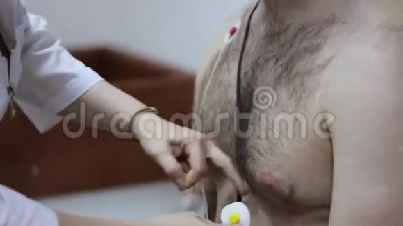 女性医生将电极贴在患者胸部每日监测视频的预览图