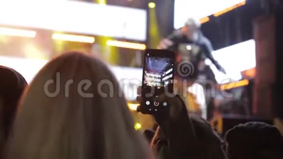 在音乐会聚会上人们在手机上拍摄视频和照片视频的预览图