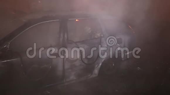 火灾燃烧汽车消防员扑灭汽车视频的预览图