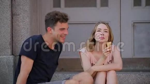女人和男人一起吃冰淇淋视频的预览图
