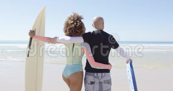 一对夫妇在岸上拥抱视频的预览图