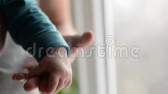 手拿着把睡着的婴儿交给父亲特写的手视频的预览图