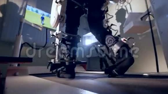 男性腿连接到机器人西装上视频的预览图
