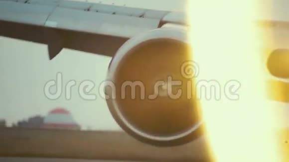 飞机引擎后面的热气视频的预览图